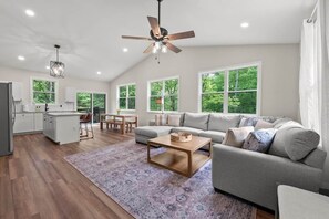 Televisor intel·ligent, futbolí i llibres 