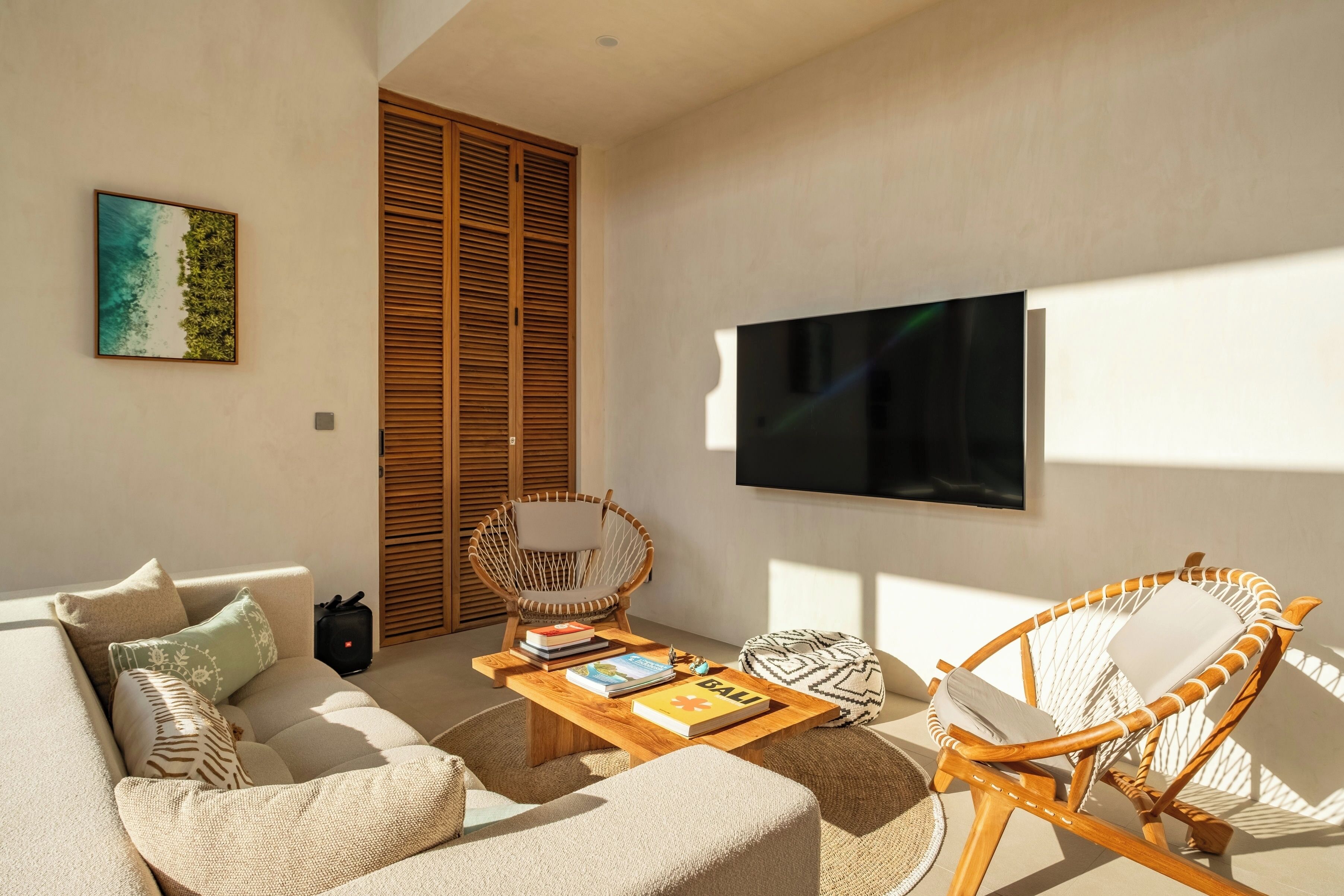 Villa de lujo, patio, vistas a la piscina | Zona de estar | Televisión de pantalla plana de 60 pulgadas con canales por cable