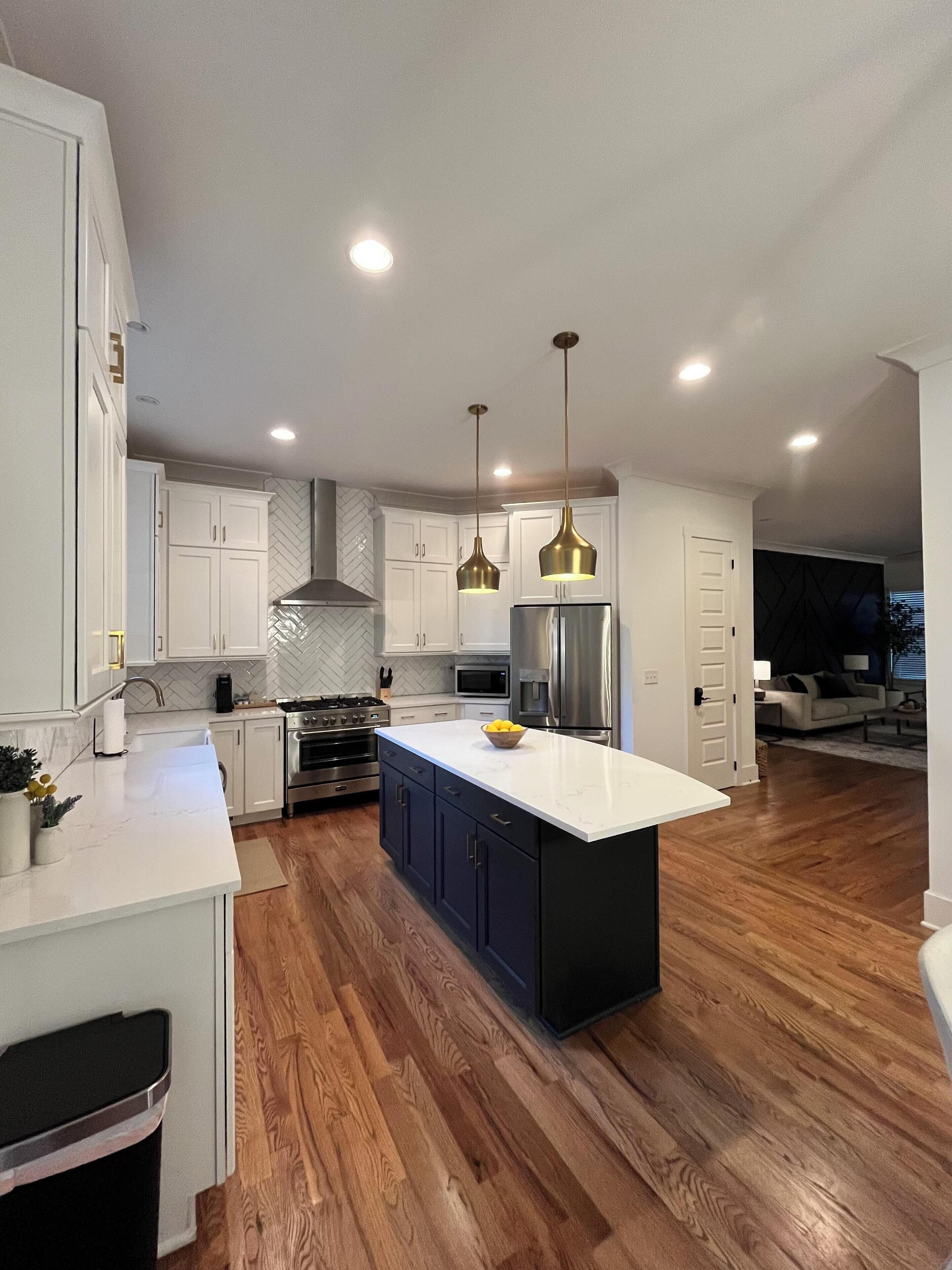 Een microgolfoven, een oven, een kookplaat, een vaatwasser