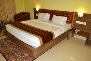 Premium bedding, desk, free WiFi, bed sheets - Hotel Suraj Palace (Bhubaneshwar)