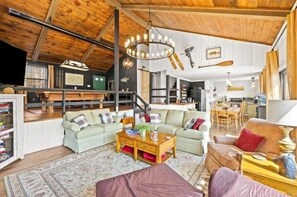 Smart TV y chimenea 