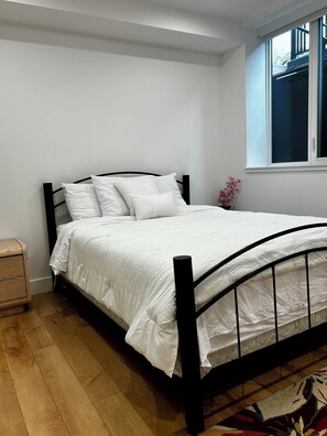 2 bedrooms, iron/ironing board, WiFi, bed sheets - Hilltop Vistas Kelowna - Lake & Mountain View Near Wineries, Trails (Kelowna)