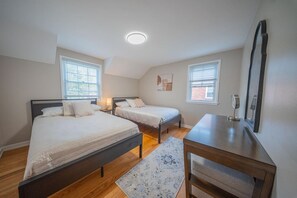 3 soverom, skrivebord, strykejern/-brett og reiseseng for barn