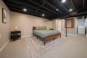 3 soverom, skrivebord, strykejern/-brett og reiseseng for barn