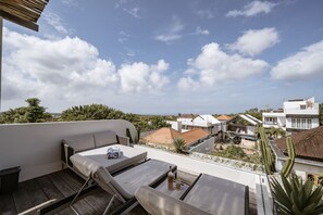 Luksushuvila, näköala uima-altaalle | Näkymä huoneesta