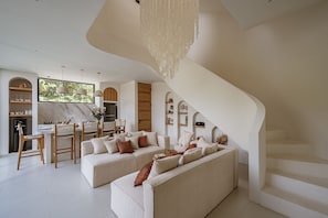 Villa Luxe, vue piscine | Salle de séjour | TV connectée de 65 pouces avec chaînes par câble