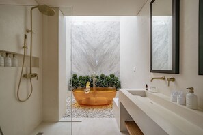 Villa luxueuse, vue sur la piscine | Salle de bain | Articles de toilette (gratuits), serviettes fournies, savon, shampooing