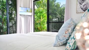 5 bedrooms, iron/ironing board, WiFi, bed sheets