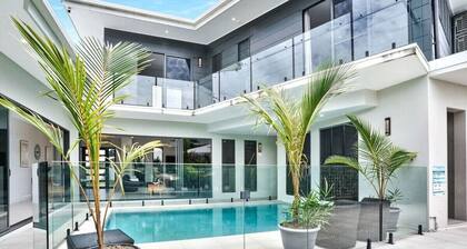 Luxury Escape to Villa Lika - Stay at Palm Cove - Heated Pool - Ocean breezes