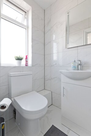 Haartrockner, Handtücher, Toilettenpapier