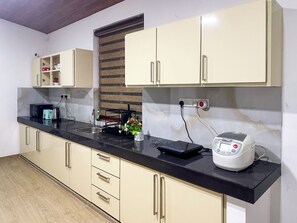 Fridge, microwave, electric kettle, toaster - The Hub Panadura - Cozy, Convenient & Welcoming Stay (Panadura)