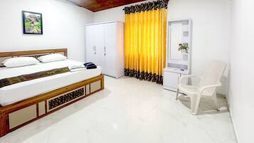 3 bedrooms, desk, iron/ironing board, free WiFi