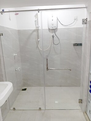 Dusche, Bidet, Handtücher, Seife