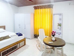 3 bedrooms, desk, iron/ironing board, free WiFi
