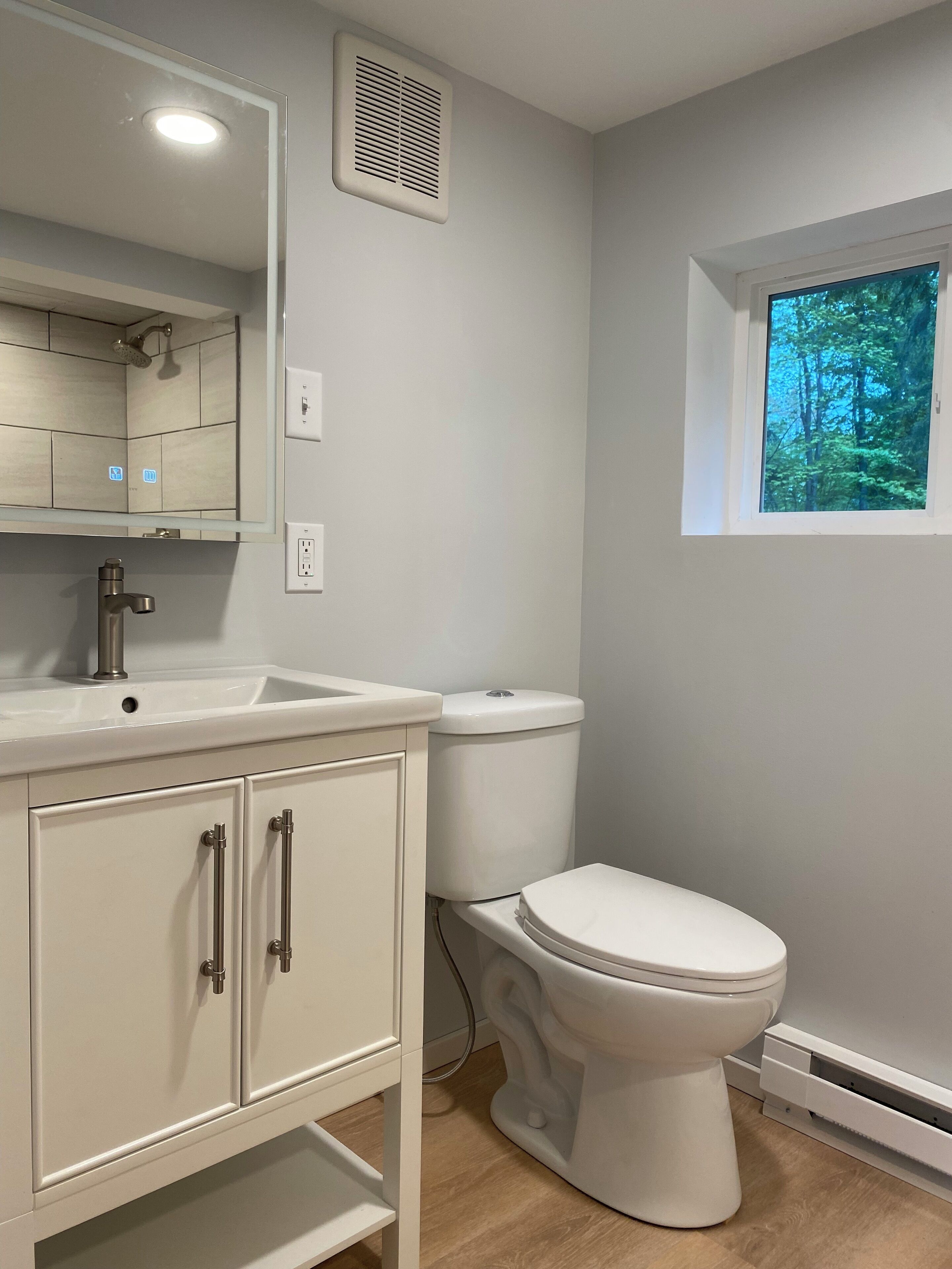 Douche, sèche-cheveux, serviettes fournies, savon