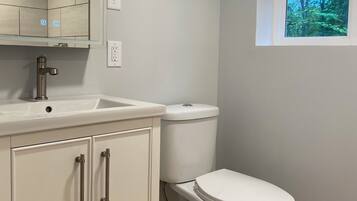 Douche, sĂšche-cheveux, serviettes fournies, savon