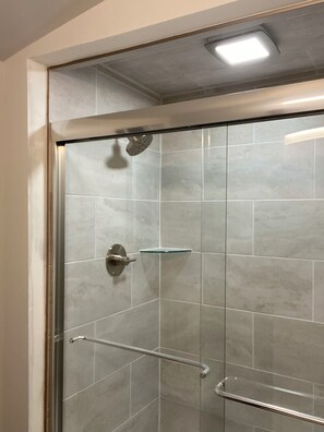 Shower, hair dryer, towels, soap - Tranquil cabin with WiFi in charming Au Train. (Au Train)