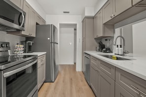 Microonde, forno, piano cottura, lavastoviglie