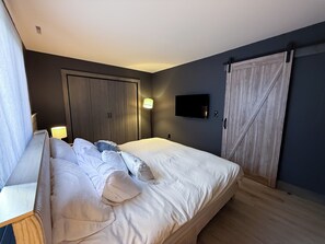 2 bedrooms, desk, iron/ironing board, WiFi