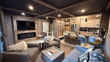 Smart TV, fireplace, stereo
