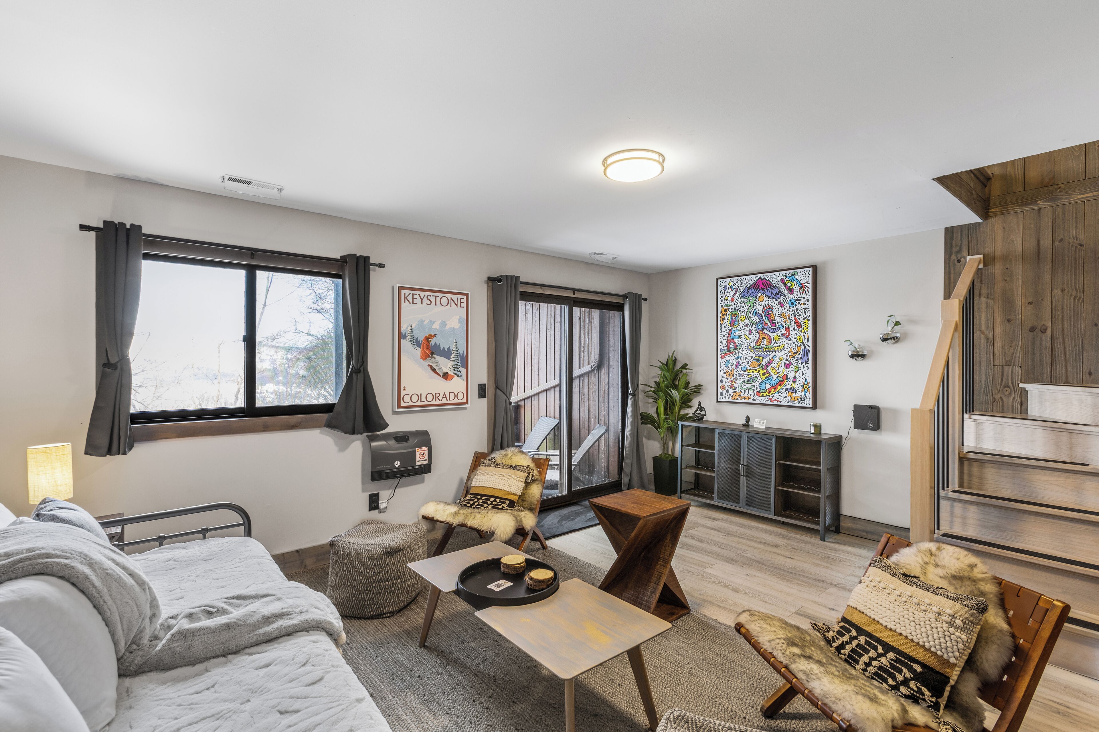 Smart TV, fireplace, stereo