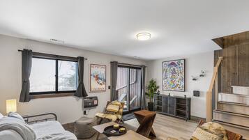 Smart TV, fireplace, stereo