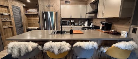 Réfrigérateur, four à micro-ondes, un four, surface de cuisson
