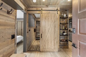 2 slaapkamers, een bureau, een strijkplank/strijkijzer, wifi