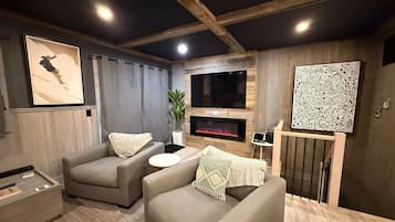 Smart TV, chimenea y estéreo