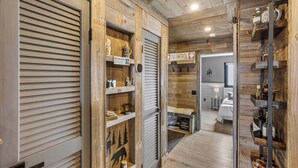 Un intérieur en bois avec un panneau « Interdiction de fumer », un panneau « Service de patrouille de ski » et un lit en arrière-plan.