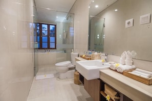 Baignoire à jets, sèche-cheveux, bidet, serviettes fournies