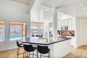 Kjøleskap, mikrobølgeovn, ovn og kokeplater