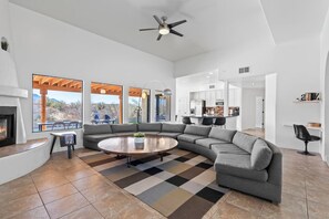 Téléviseur connecté, foyer, jeux vidéo, lecteur de DVD