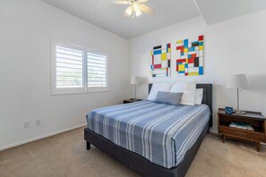 Bureau, fer et planche à repasser, accès au Wi-Fi (inclus)