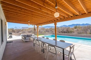 Outdoor dining - Tucson Family Getaway with pool (Tucson)
