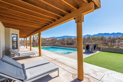 Spacious 4-bedroom house with private pool and Spa and Batting cage
