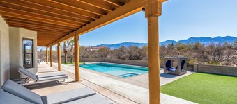 Spacious 4-bedroom house with private pool and Spa and Batting cage