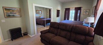 Charming 4-bedroom country house in peaceful Templeton with WiFi, AC