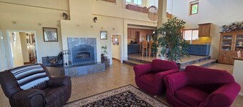 Charming 4-bedroom country house in peaceful Templeton with WiFi, AC