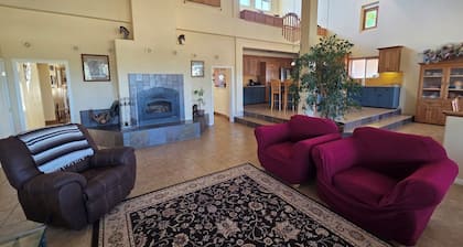 Charming 4-bedroom country house in peaceful Templeton with WiFi, AC