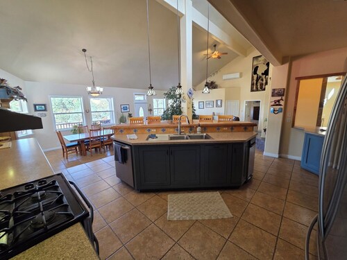 Charming 4-bedroom country house in peaceful Templeton with WiFi, AC