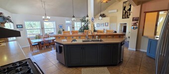 Charming 4-bedroom country house in peaceful Templeton with WiFi, AC