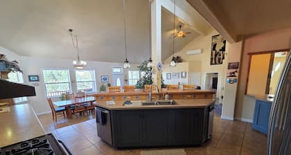 Charming 4-bedroom country house in peaceful Templeton with WiFi, AC