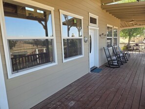 Terrace/patio - Charming 4-bedroom country house in peaceful Templeton with WiFi, AC (Templeton)