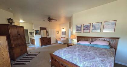 Charming 4-bedroom country house in peaceful Templeton with WiFi, AC
