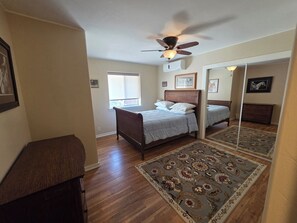 4 habitaciones, tabla de planchar con plancha, wifi y ropa de cama 