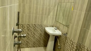 Toallas, jabón, shampoo, papel de baño