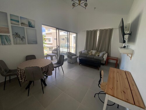 TROPICAL HIDEAWAY – STEPS FROM THE BEACH