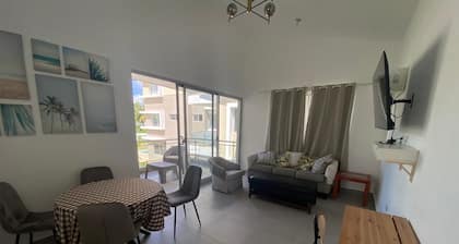 TROPICAL HIDEAWAY – STEPS FROM THE BEACH