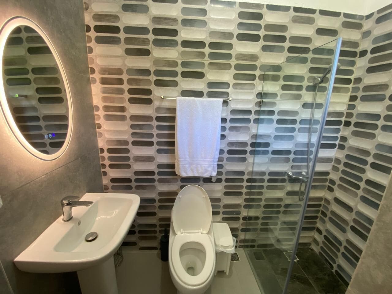 Een haardroger, handdoeken, zeep, toiletpapier